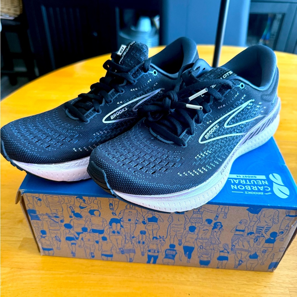 🩷 never worn, Navy with mauve accent 
Brooks Athletic Sneakers 9 Wide 🩷